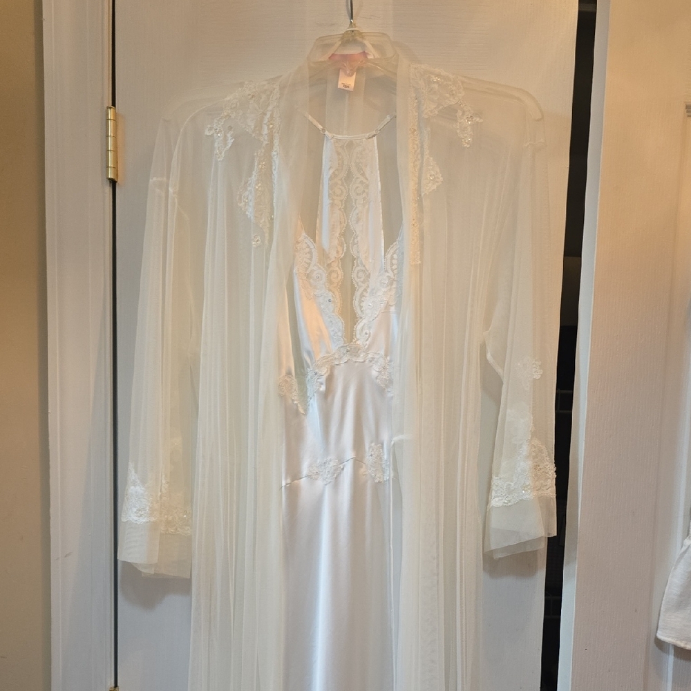 Elegant White Lace Trimmed Robe and Nightgown Set